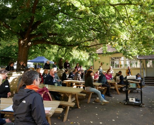 Teilnehmende im Innenhof